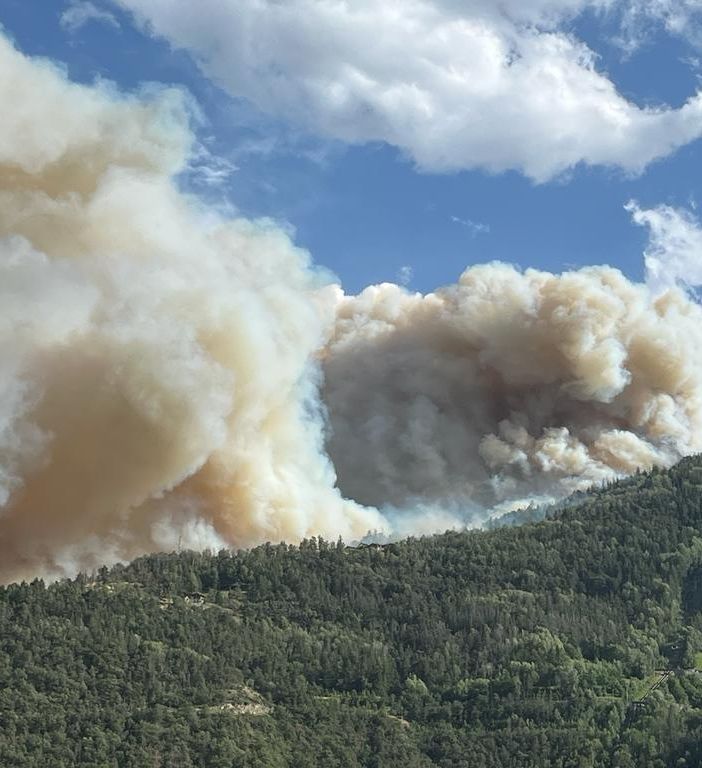 Anche la pioggia ha aiutato a spegnere il grande incendio duro a morire