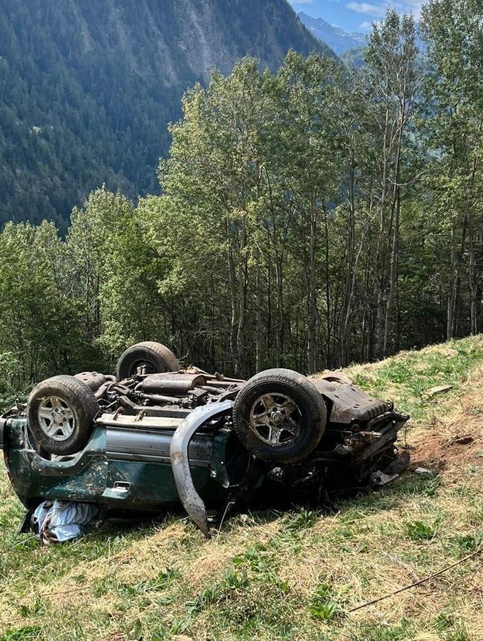 Fuoristrada finisce in pendio, un ferito