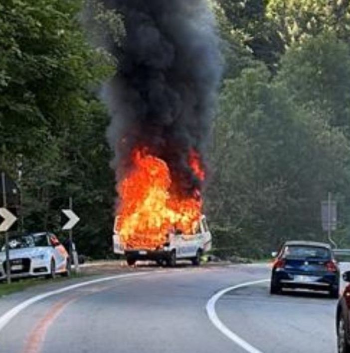 Furgone a fuoco sulla regionale di Antey