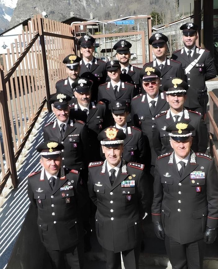 Il Generale dei carabinieri, Riccardo Galletta, con il TenCol Livio Propato e i militari della Stazione di Courmayeur