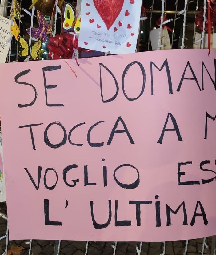 In duecento ad Aosta al primo flash mob per la Settimana contro la violenza di genere