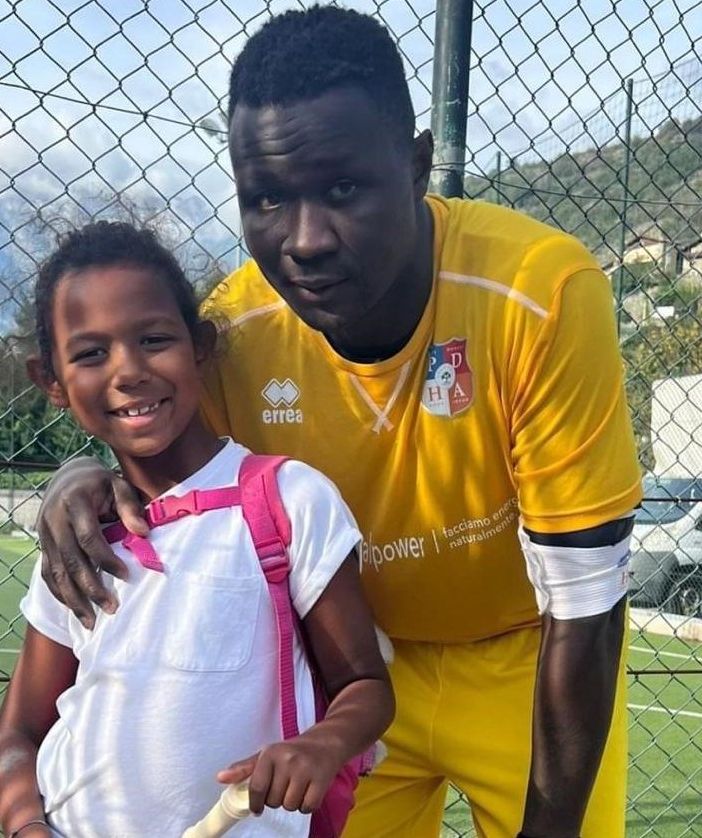 Lys Gomis con la figlia, immagine da lui postata sul commento apparso ieri su Facebook