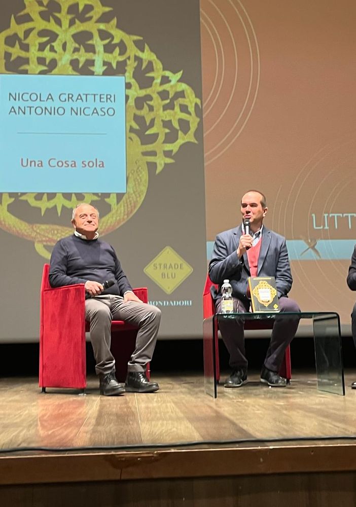 Da sn il procuratore capo di Napoli, Nicola Gratteri; il giornalista Christian Diemoz, moderatore dell'incontro e il saggista esperto di 'ndrangheta Antonio Nicaso