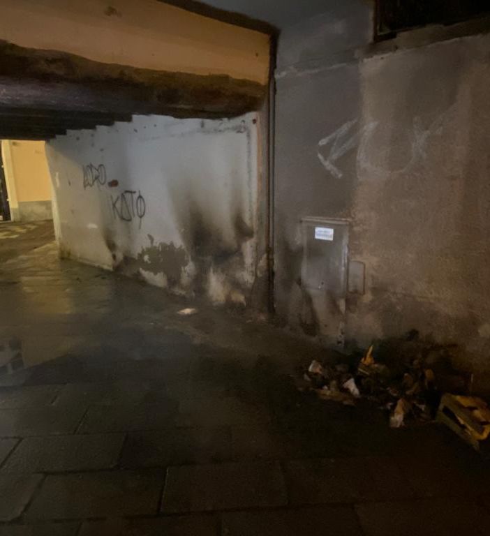 Incendiato il rifugio di un senzatetto fatto di cartoni e cassette di legno