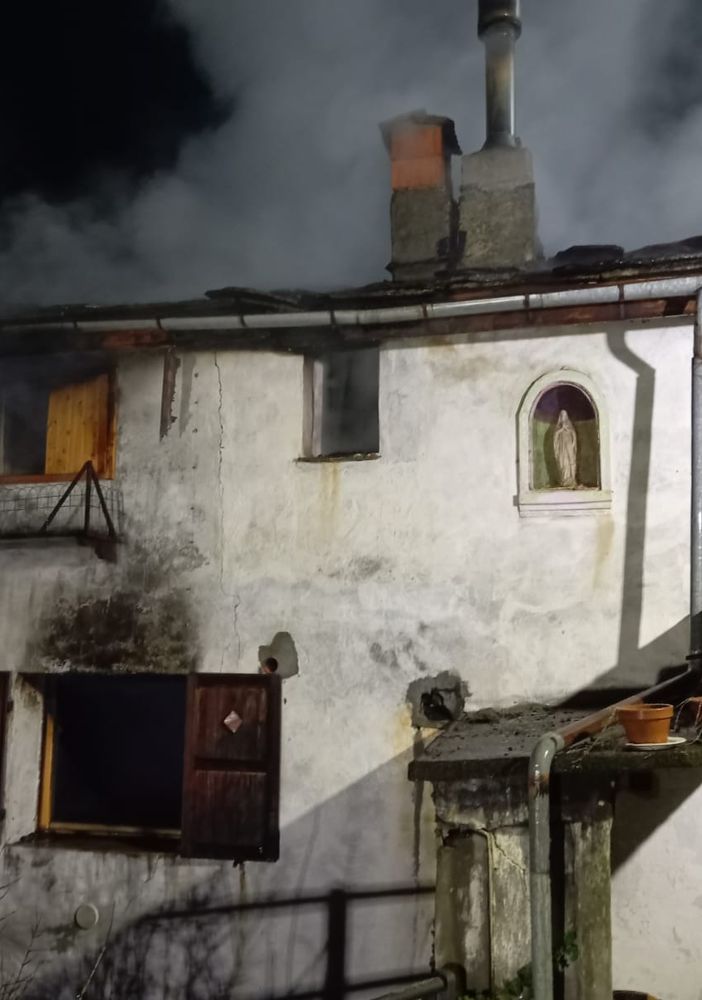 Incendio devasta palazzina a Pontboset