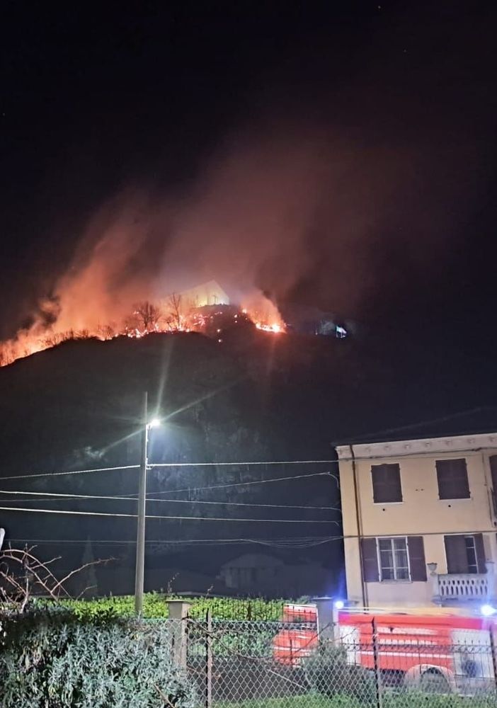 La Cappella di San Rocco circondata dalle fiamme