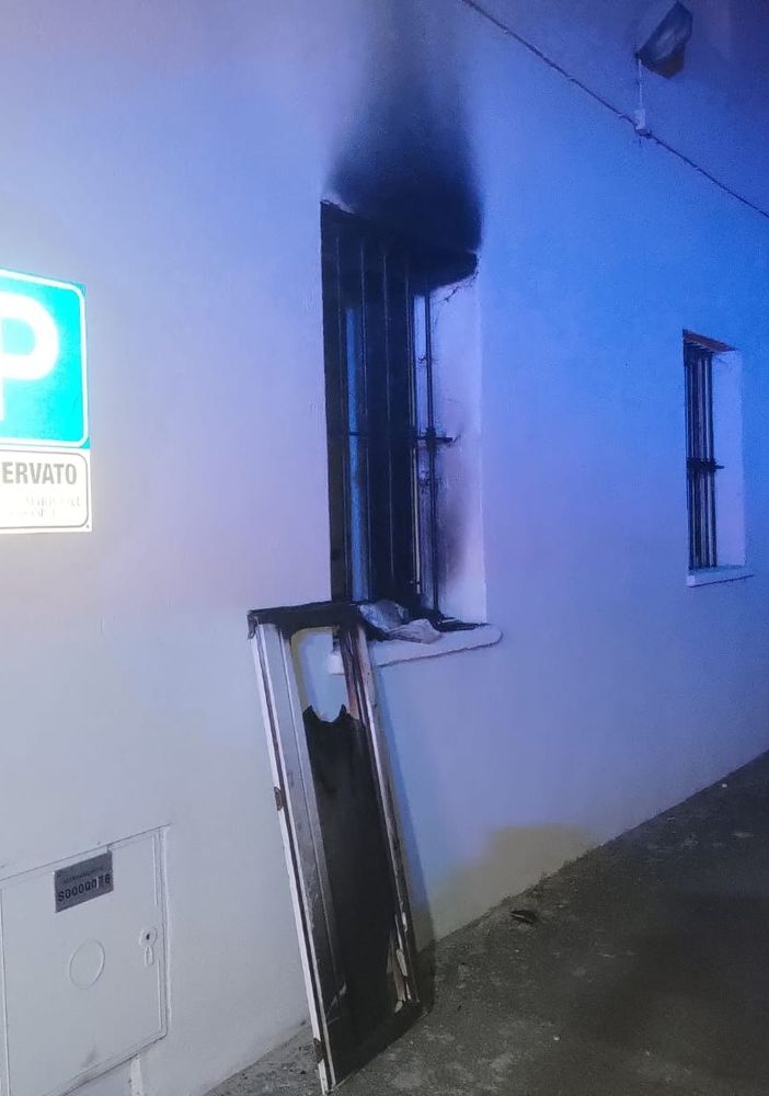 Aosta, domato nella notte l'incendio nella sala riunioni di una palazzina