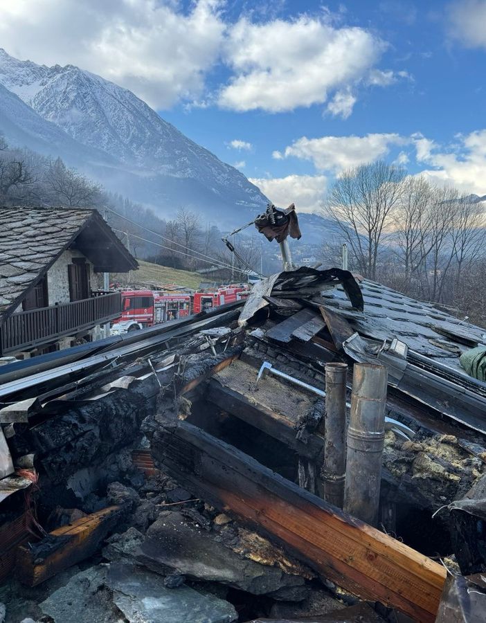 Incendio nel sottotetto, inagibile un'abitazione a Saint-Marcel