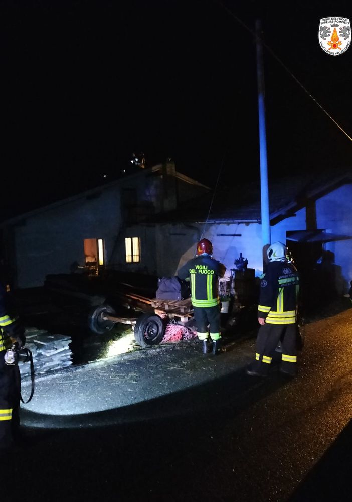 Domato ieri sera l'incendio in un camino a Torgnon