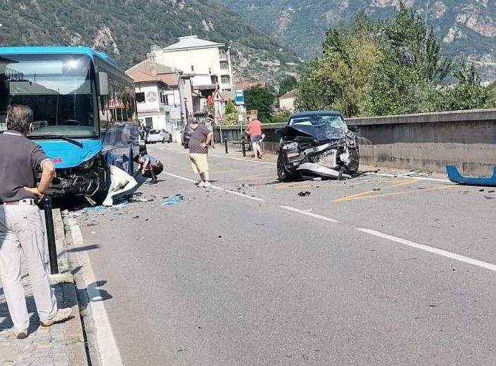 Auto contro pullman, due feriti e circolazione bloccata in statale 26 a Donnas