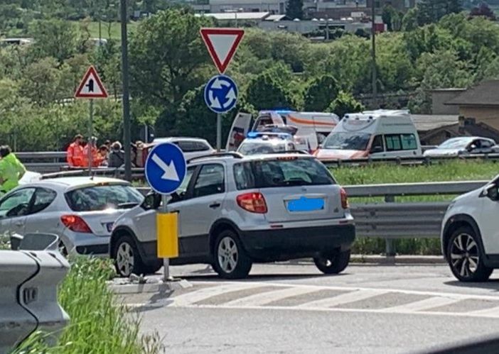 Auto contro Apecar sulla statale 26 alla rotatoria di Nus, due feriti