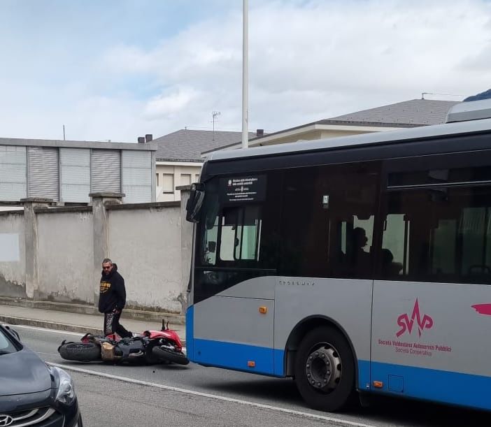 Aosta, moto contro paletto in corso St-M. de Corléans, centauro in ospedale