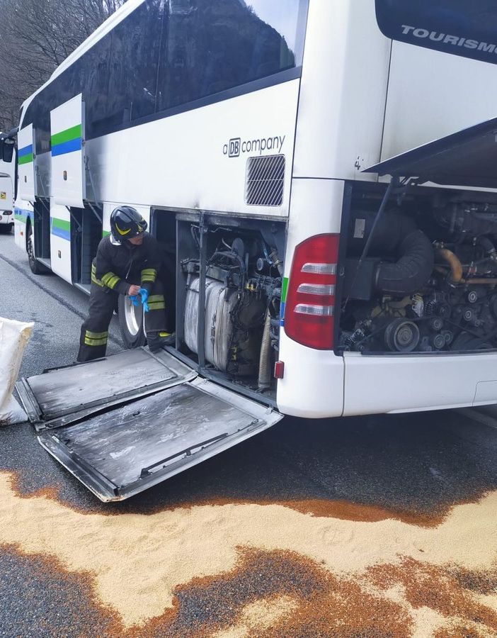 Domato incendio al motore di un pullman di linea