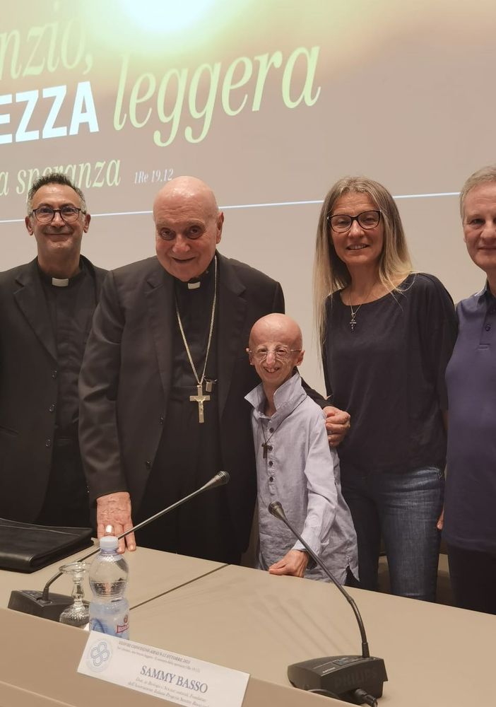 Da sn Don Isidoro Mercuri Giovinazzo, il Cardinale Angelo Comastri, Sammy Basso e i suoi genitori