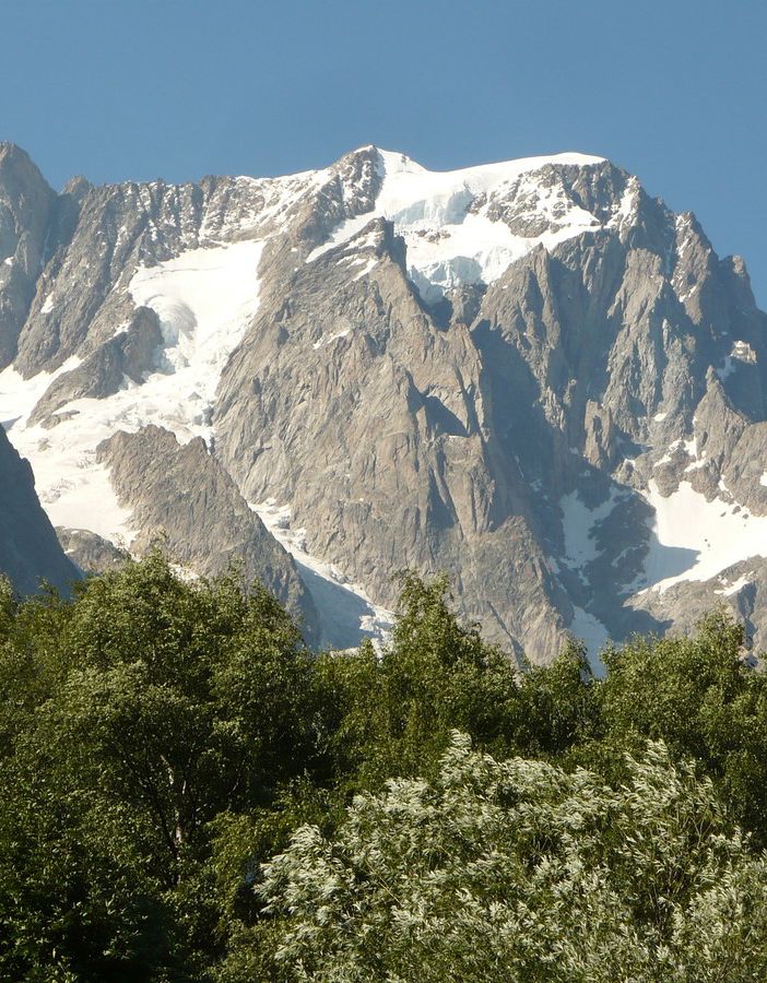 Pilota di parapendio cade in decollo sulle Grandes Jorasses