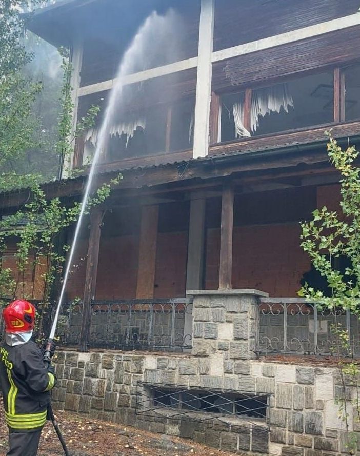 St-Pierre, incendio all'ex Hotel Lanterna