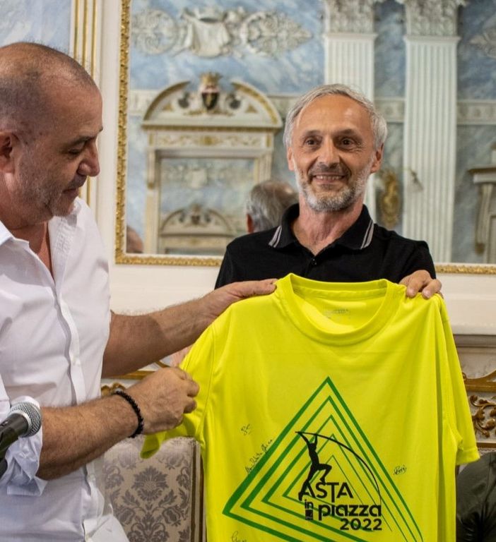 Claudio Latino (a sn) consegna un riconoscimento al giornalista e organizzatore di eventi sportivi Fulvio Assanti