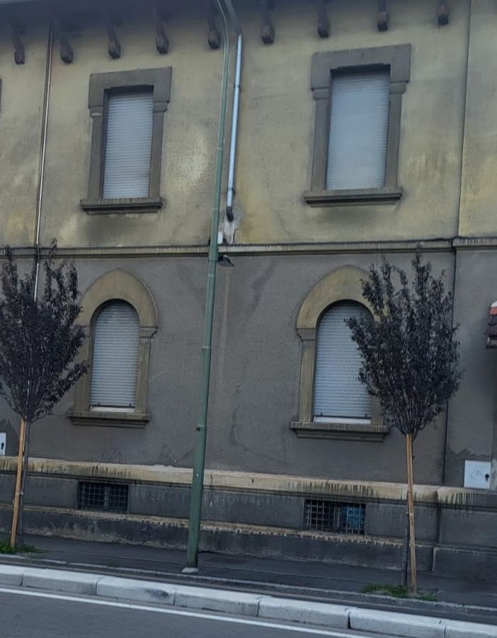 Vetri rotti pericolanti; intervento dei Vigili del fuoco in via Elter ad Aosta