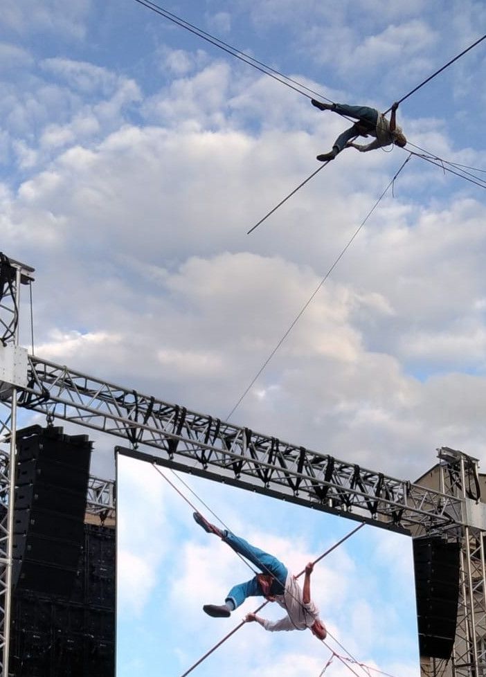 Andrea Loreni cammina nel cielo sopra piazza Chanoux (cliccare sull'immagine per avviare la mini gallery)