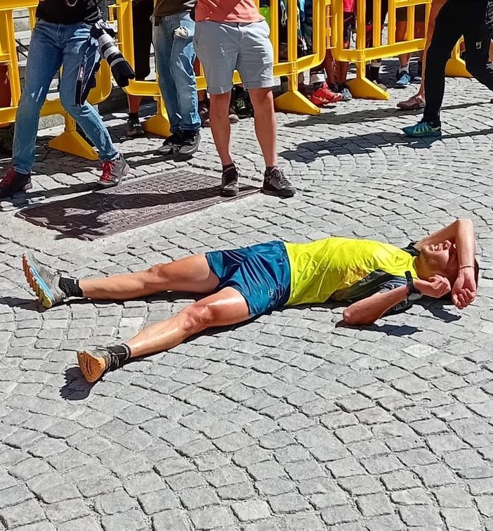 Uno stremato Nadir Maguet all'arrivo dall'impresa (foto di Marco Pellissier)