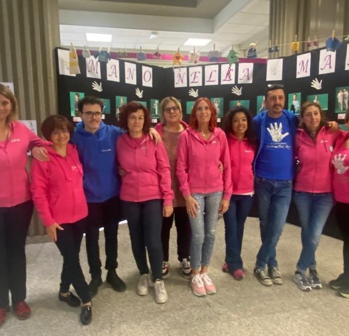 Foto di gruppo per i volontari di 'Mano nella Mano'
