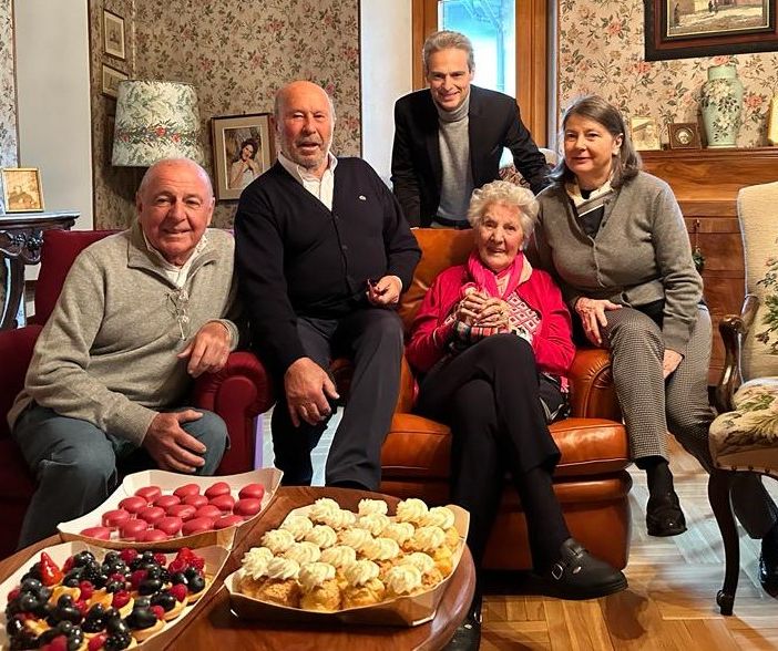 Foto di gruppo per tre generazioni di Marcoz: da sn Guido, il cugino di Augusta; il nipote Carlo detto 'Nini'; la centenaria festeggiata e la cugina Antonella. Dietro di loro il sindaco di Aosta, Gianni Nuti
