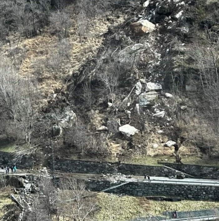 Frana di massi, chiusa nuovamente la regionale 44 della Valle del Lys