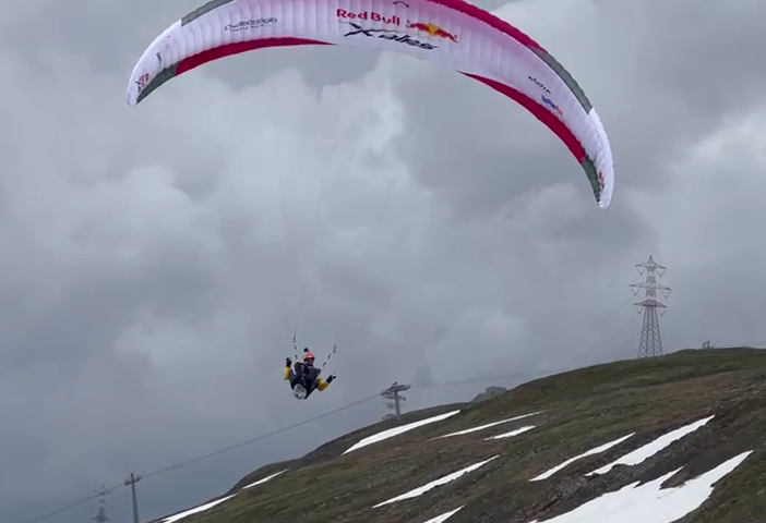Gli atleti della 11esima Red Bull X-Alps hanno solcato i cieli della Valle