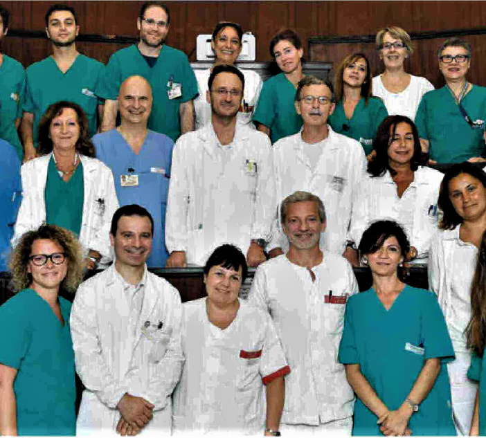 Il professo Salizzoni (al centro) con lo staff medico al completo