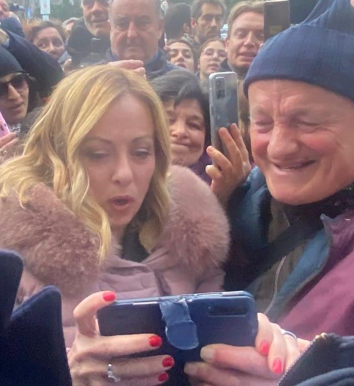 Folla di simpatizzanti e curiosi ad Aosta per Giorgia Meloni
