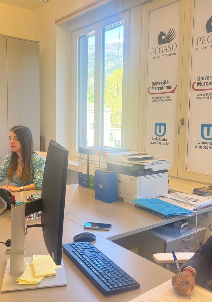 Operatrici al lavoro nella sede aostana di University Digitale in piazza Arco d'Augusto 10 ad Aosta