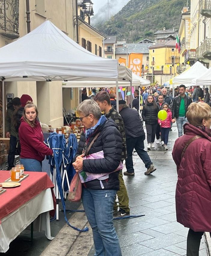 Folla 'gourmand' alla Sagra del Miele (cliccare sull'immagine per avviare la gallery)