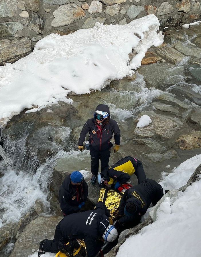 Motoslitta finisce nel torrente; tre feriti a Valtournenche