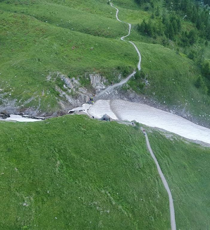 Cade in un buco nel nevaio e finisce in acqua, soccorso escursionista in Val Ferret