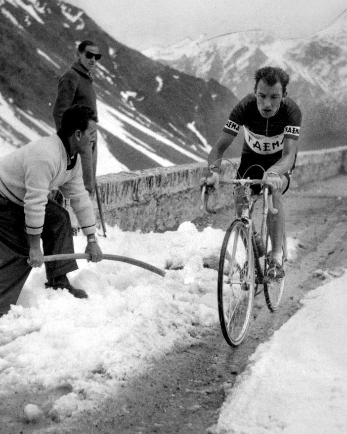 Charly Gaul (1932-2005) sul Gran San Bernardo; questi sono i ciclisti che vogliamo e che amiamo