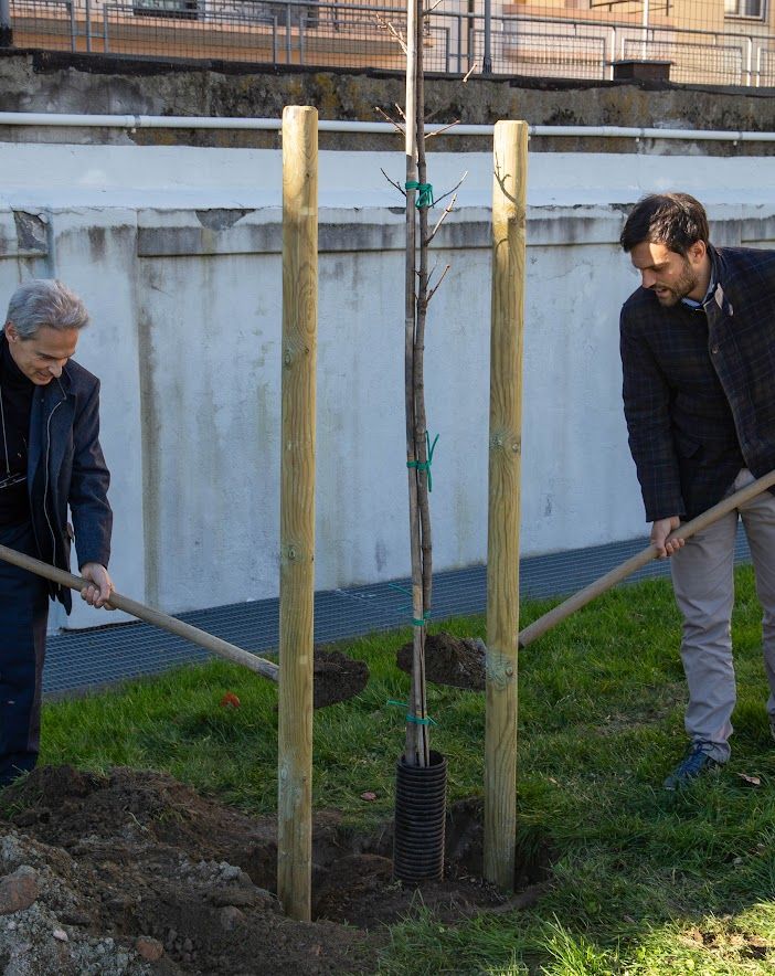 Il sindaco Nuti e l'assessore Carrel hanno 'inaugurato' la piantumazione