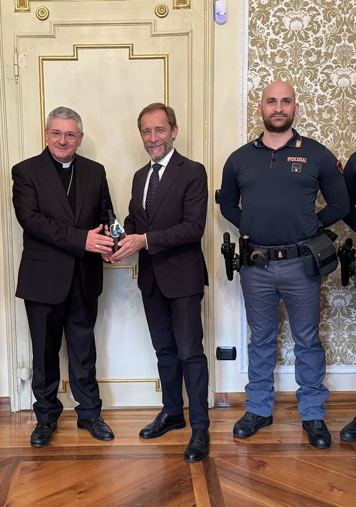 Dal Questore di Aosta l'olio del Giardino della Memoria al Vescovo Lovignana