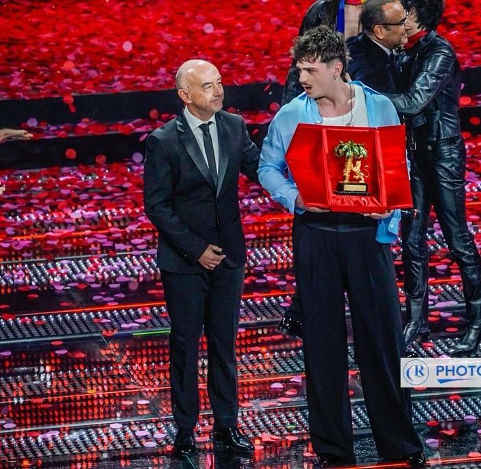 Olly sul palco, emozionato per la vittoria (photo credit Sanremo News)