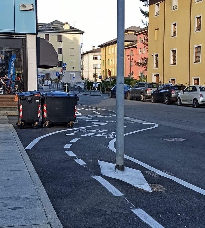 Aosta, quel palo in mezzo alla ciclabile che proprio non si può vedere...