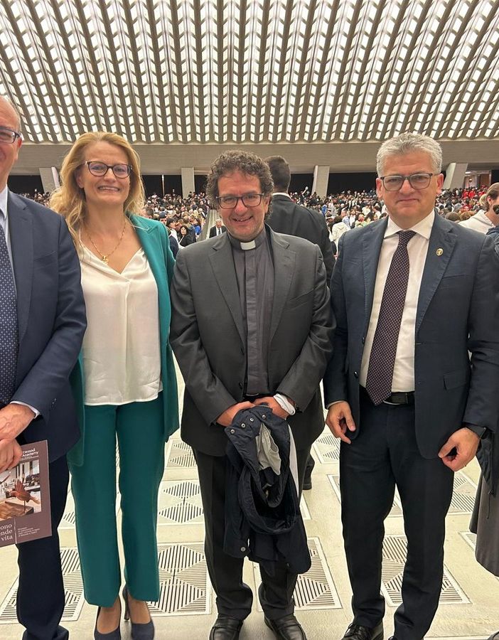 Da sn il ministro dell'Istruzione, Giuseppe Valditara; la presidente di Forma, Paola Vacchina (insieme a Papa Francesco nella foto nell'articolo); il presidente della Fondazione Luigi Clerici, don Massimiliano Sabbadini; L'assessore regionale Luigi Bertschy e la presidente del Ciofs-Fp, suor Manuela Robazza