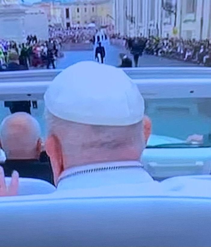 Una delle ultime immagini di Bergoglio: domenica 20 aprile, giorno di Pasqua, tra la folla in San Pietro