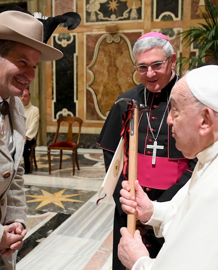 Il presidente delle Guide alpine valdostane, Ezio Marlier, dona insieme al Vescovo Franco Lovignana la piccozza a Papa Francesco