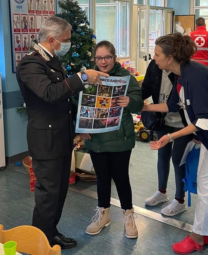 Carabinieri vicini ai bambini ricoverati all'ospedale Beauregard