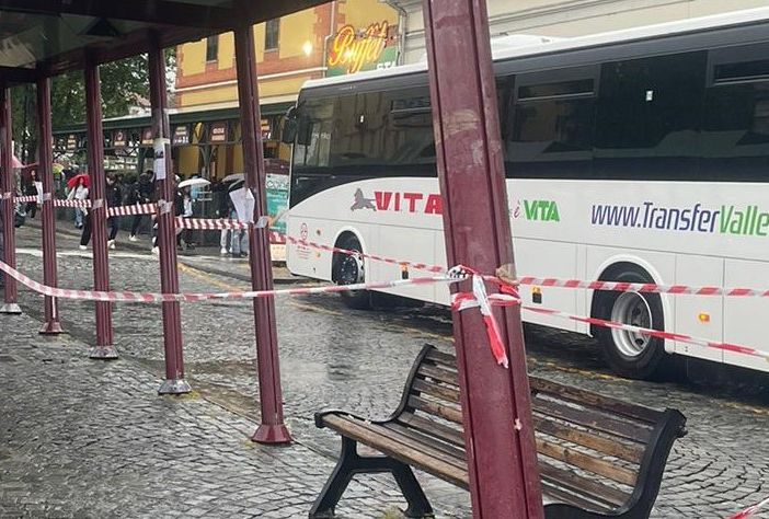 Tragedia sfiorata a Ivrea, pullman sostitutivo per Aosta 'centra' la pensilina dei passeggeri