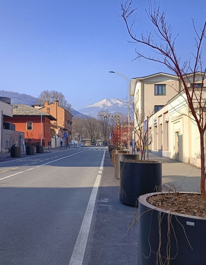 Aosta, posati dal Comune i nuovi arredi 'dissuasori' in via Garibaldi