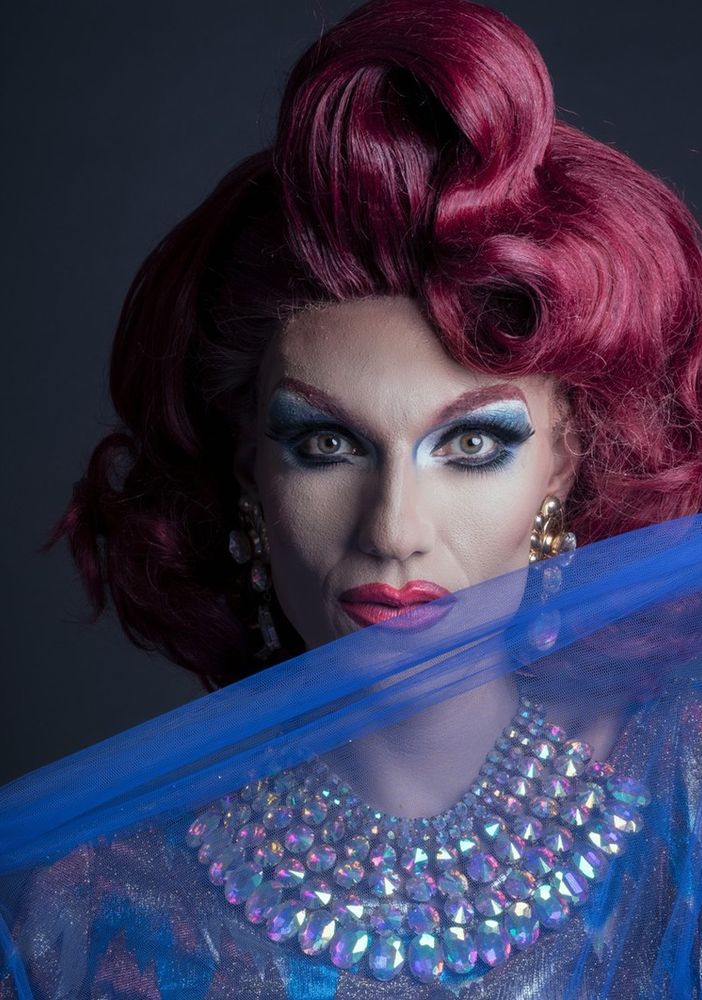 Scontro Lega-Comitato Aosta Pride sulla drag queen che spiega ai bimbi l'inclusione