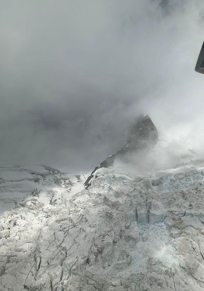 Due alpinisti bloccati da ore a oltre 4.000 metri sul Bianco