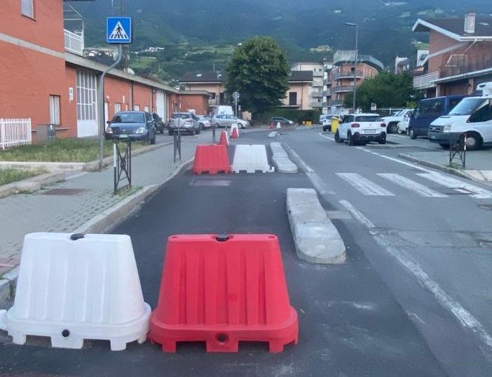 Aosta, in via Kaolack magazzini e depositi ma i jersey della ciclabile 'chiudono' l'accesso a camion e tir