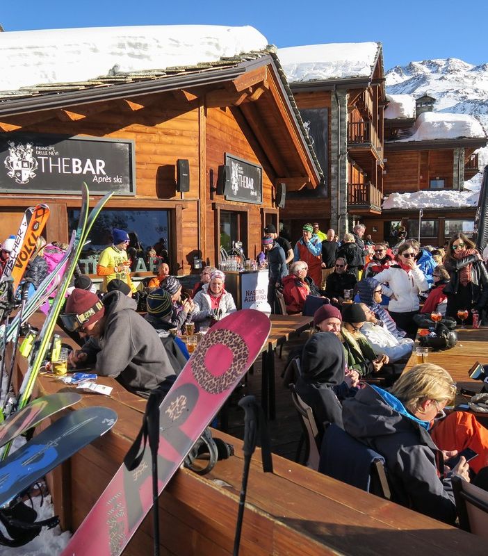 Sciatori in 'pausa' sulle piste di sci a Breuil-Cervinia (photo credit Enrico Romanzi)