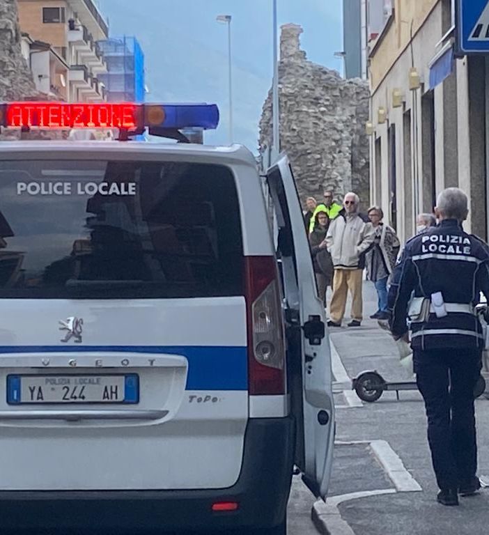 Aosta, auto sbanda ed esce di strada, due feriti